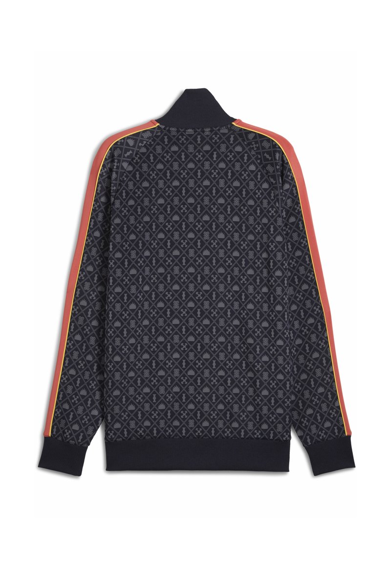 Giacca navy con tessuto a fantasia, colletto alto e strisce laterali rosse e gialle. Polsini e orlo a coste con dettagli di design intricati.