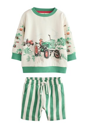Conjunto para niño pequeño de algodón que incluye una sudadera crema con detalles en verde y gráficos de tractor, combinada con pantalones cortos a rayas verdes y blancas.