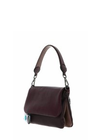 Sac à main en cuir bourgogne foncé avec une surface texturée, une fermeture par rabat et une courte bandoulière. Présente un détail accent bleu et des finitions en acier inoxydable.