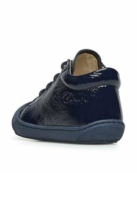 Scarpa per bambini in pelle verniciata di colore blu navy, con punta rotonda, superficie texture, design con lacci e suola in gomma per aderenza e stabilità.