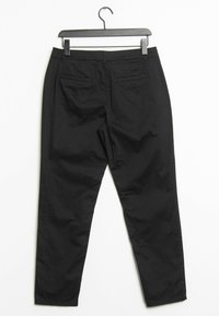 Pantaloni neri realizzati in un tessuto liscio, con una vestibilità slim, gambe dritte, due tasche posteriori e una cintura semplice con passanti.