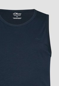 T-shirt sans manches bleu foncé à col rond, logo s.Oliver imprimé à l'intérieur du col et brodé discrètement sur la poitrine.