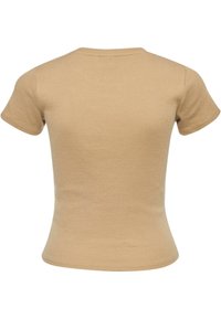 Beige ribbad kortärmad t-shirt med rund halsringning och figurnära silhuett, med en slät textur och minimal sömnadsdetaljer.