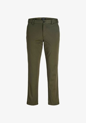 Pantalones verde oliva hechos de tejido suave; cuentan con cierre de botón, trabillas para cinturón y piernas rectas con un acabado limpio.