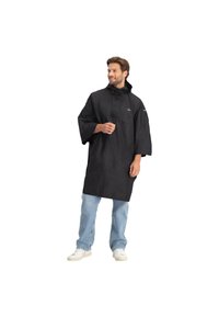 Zwarte waterdichte poncho met een capuchon, halve ritssluiting aan de voorkant en grote zijmouwen. Inclusief een voorkantzak en een minimalistische logo op de borst.