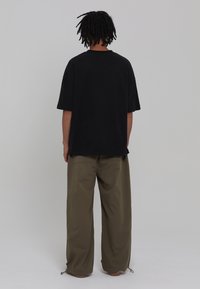 LOW LIGHTS STUDIOS® Pantalon classique - khaki