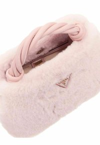 Sac à main en fourrure rose avec une poignée tressée, présentant un détail de logo triangulaire en or et une doublure intérieure lisse. Compact et au toucher doux.