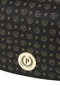 Borsa in pelle nera a trama con un motivo di logo dorati su tutta la superficie e una chiusura circolare dorata con design di alloro.