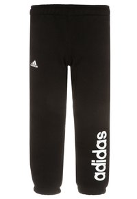 Zwarte sportbroek van zacht materiaal, met een elastische tailleband en grote witte "adidas" tekst op het linkerpoot.