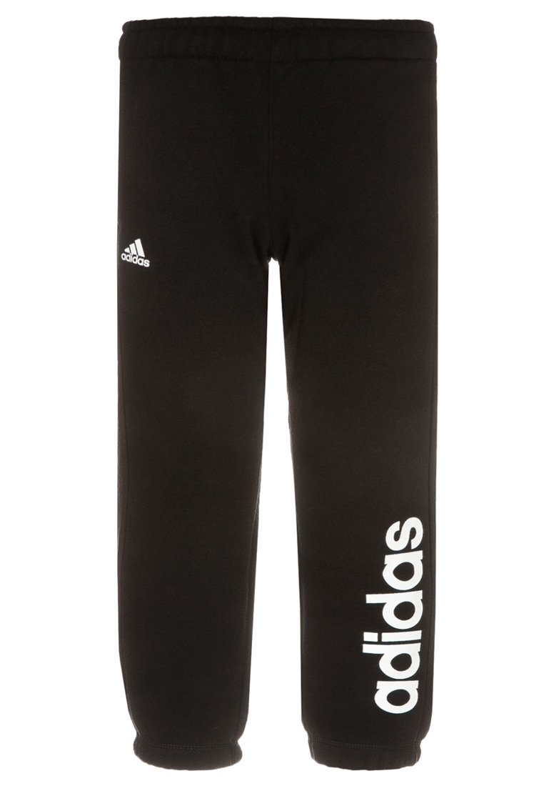 Zwarte sportbroek van zacht materiaal, met een elastische tailleband en grote witte "adidas" tekst op het linkerpoot.