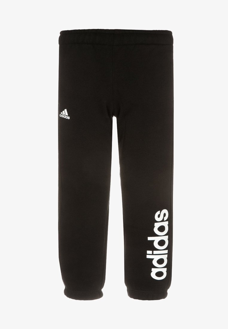 Zwarte sportbroek van zacht materiaal, met een elastische tailleband en grote witte "adidas" tekst op het linkerpoot.