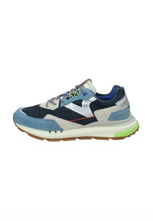 Marineblaue und hellblaue Sneakers aus Wildleder und Mesh-Materialien. Mit Gummisohle, reflektierenden Akzenten und mehrfarbigen Schnürsenkeln.