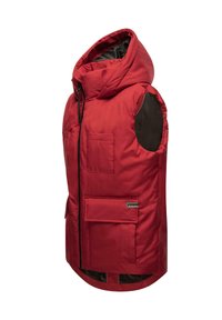 Gilet rosso senza maniche con cappuccio, realizzato in tessuto imbottito. Presenta due tasche frontali e una fodera nera. Chiusura con zip e dettaglio del logo.