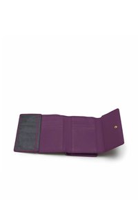 Portefeuille en cuir violet avec une finition texturée, comportant plusieurs emplacements pour cartes, un intérieur gris et une fermeture à pression.