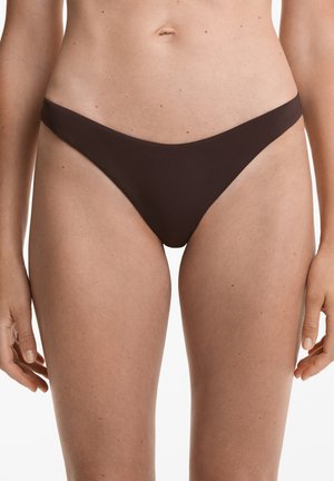 Bikini bottom marrone scuro con un design minimal, caratterizzato da un taglio a vita bassa e una texture liscia, adatto per nuoto o abbigliamento da spiaggia.