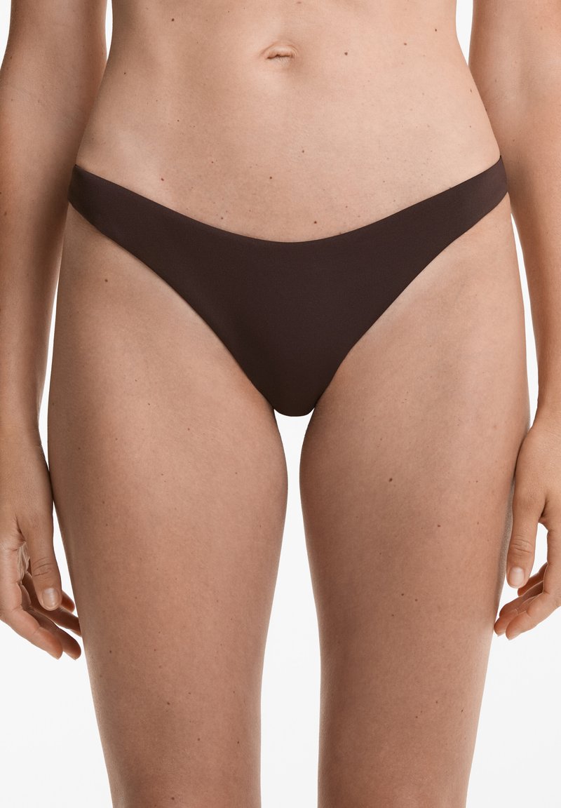 Tmavě hnědé bikini kalhotky s minimalistickým designem, s nízkým střihem a jemnou texturou, vhodné na plavání nebo na pláž.