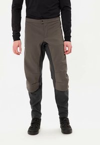 Donkergrijze en lichtgrijze broek met een aansluitend ontwerp, gemaakt van synthetische materialen; voorzien van versterkte knieën en voorzakken.