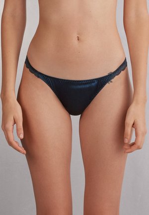 String - blau intense blue