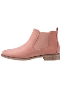 Helle rosa Knöchelstiefel aus Wildleder mit elastischen Seitenpanelen und runder Zehenpartie. Besitzt einen niedrigen, gestapelten Holzabsatz und eine gestippte Veredelung.