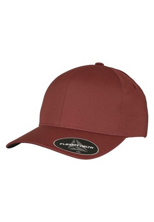 Cappellino da baseball color bordeaux realizzato in tessuto liscio, con corona arrotondata, visiera curva e un'etichetta del logo Flexfit Delta sulla parte inferiore della visiera.