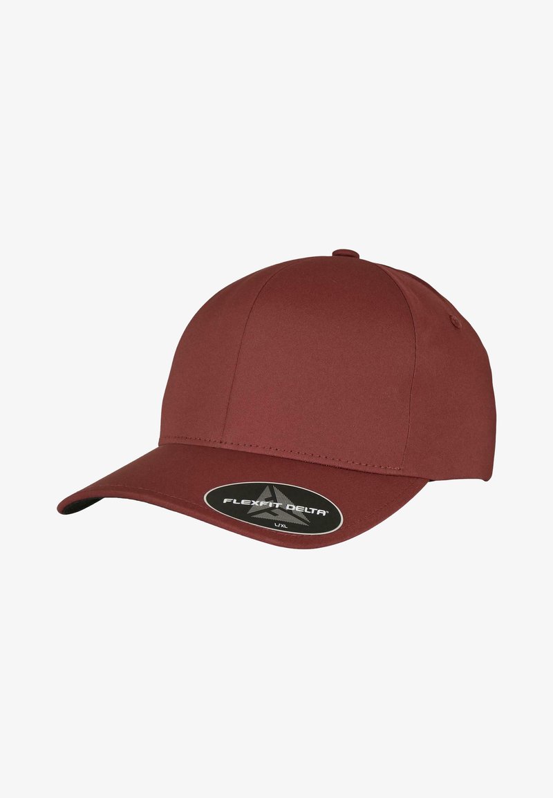 Cappellino da baseball color bordeaux realizzato in tessuto liscio, con corona arrotondata, visiera curva e un'etichetta del logo Flexfit Delta sulla parte inferiore della visiera.