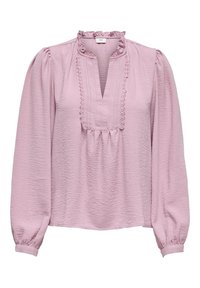 Blouse rose à manches longues avec encolure volantée, plis verticaux et dentelle le long de la patte de boutonnage. Tissu doux et texturé avec des manches froncées.