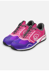 Sportschuhe mit einem lebhaften Design in Pink und Lila, ausgestattet mit Netzgewebe, Gummisohle und Schnürverschluss. Auffälliges Logodetail an der Seite.