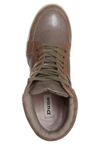 Baskets montantes en cuir marron texturé, avec des panneaux en daim, des lacets vert olive et un intérieur beige rembourré marqué "Dune".