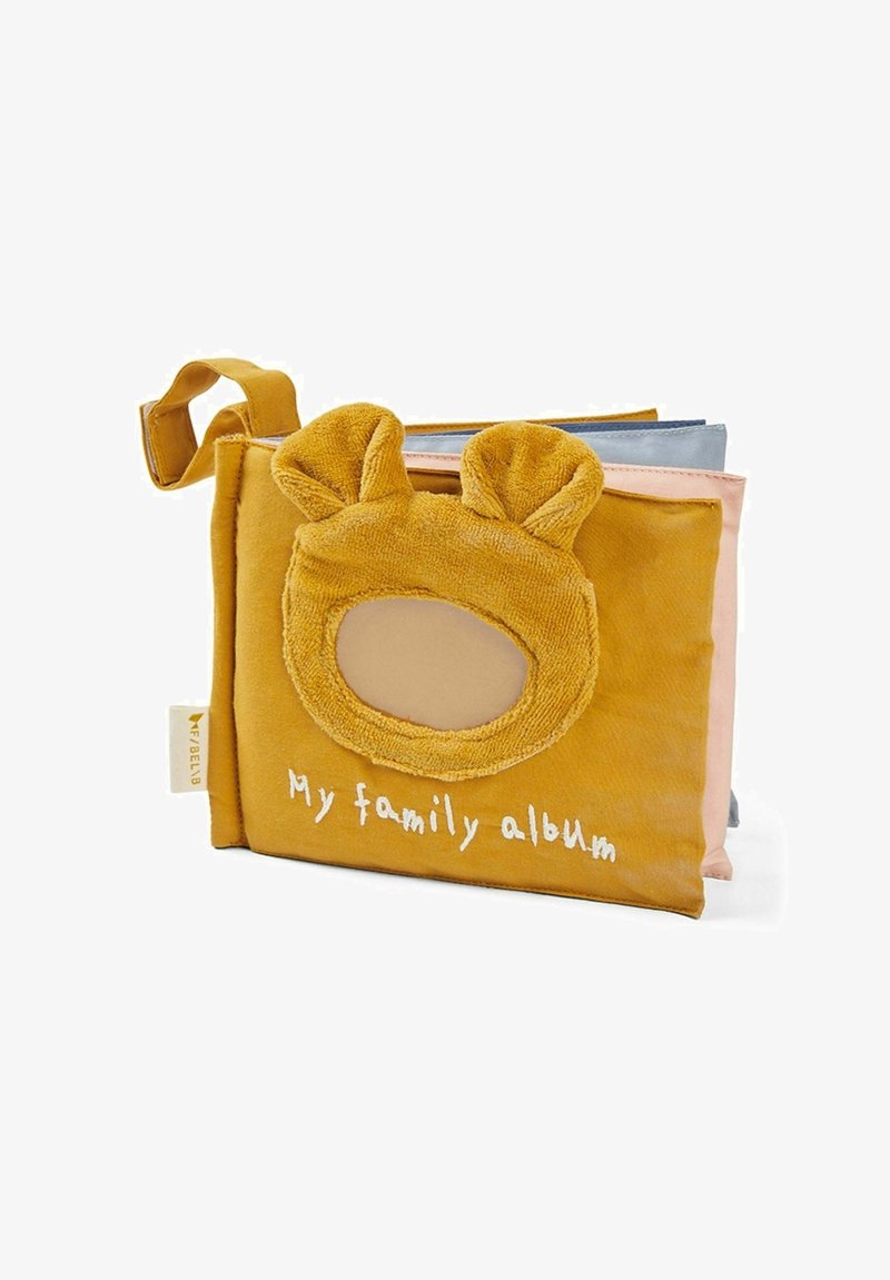 Auduma foto albums ar sinepju dzeltenu ārpusi, kas aprīkots ar pūkainām ausīm, apaļu atveri un baltu tekstu "Manas ģimenes albums."