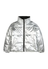 Srebrna kurtka puchowa z wysokim kołnierzem, zapięciem na zamek błyskawiczny i kieszeniami po bokach. Posiada błyszczącą, gładką teksturę i krótki krój. Czarny wnętrze.