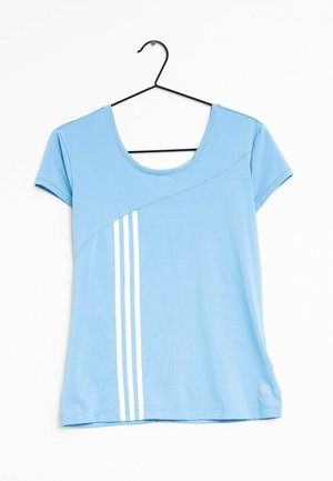 Maglietta sportiva azzurro chiaro con maniche corte, scollo rotondo e tre strisce bianche sul lato sinistro. Realizzata in un tessuto morbido ed elasticizzato.