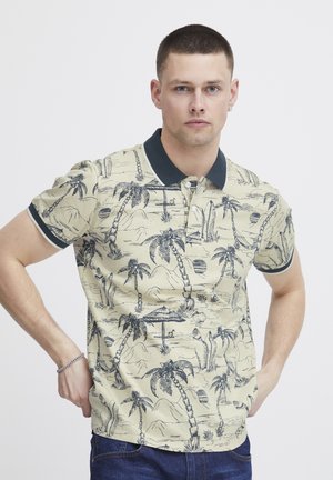 Beige värvi kaelusega polo-särk, millel on tumesinine äär. Kaunistatud palmipuude ja troopilise maastiku tumedate siniste mustritega. Lühikesed varrukad, mugav istuvus.