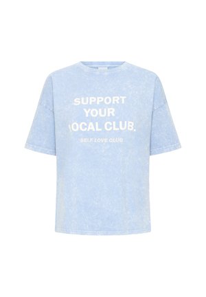 Világoskék rövid ujjú póló fehér felirattal: "TÁMOGASD A HELYI KLUBOD" és kisebb felirattal: "ÖN-SZERETET KLUB" az elején.