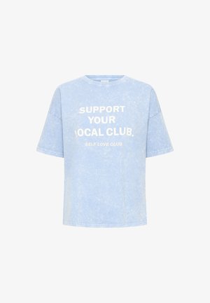 Tricou albastru deschis cu mâneci scurte, cu text alb "SPRIJINĂ CLUBUL TĂU LOCAL." și text mai mic "SELF LOVE CLUB" pe partea din față.