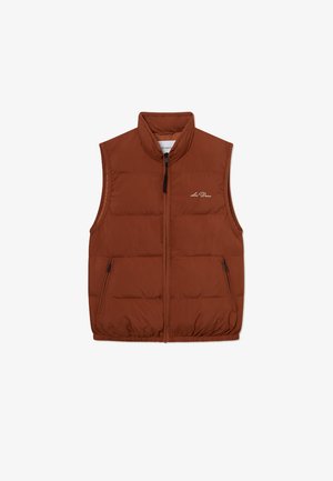 Colete puffer castanho com colarinho alto, fecho éclair à frente e dois bolsos laterais. Tecido suave com secções acolchoadas e detalhe de logótipo discreto.