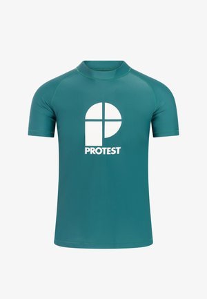 T-shirt de sport à manches courtes couleur sarcelle avec un col montant, présentant un grand logo géométrique blanc et le mot "PROTEST" sur la poitrine.