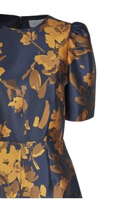 Marineblaues Satin-Kleid mit goldfarbenem Blumenmuster, kurzen Puffärmeln, rundem Ausschnitt und taillierter Silhouette mit Faltendetails.