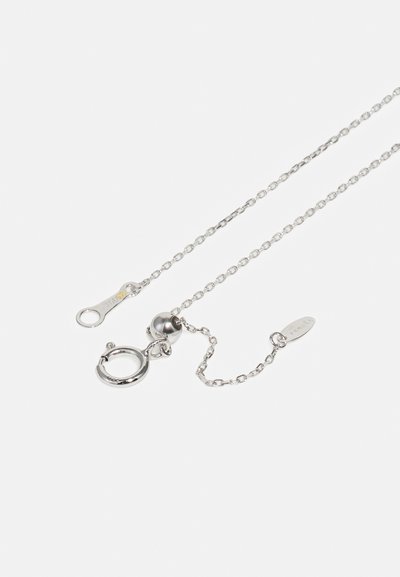 Silverfärgad kedjerem med ett runt lås, liten metallkulldetalj och en förlängning med en logotag. Har texturerade länkar.