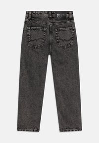 Vaqueros de mezclilla negra con una textura suave, diseño de pierna recta, dos bolsillos traseros y una etiqueta en la cinturilla. Estilo minimalista.