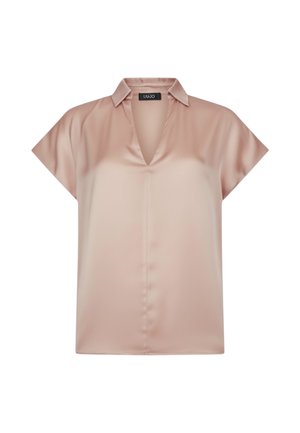 Morbida camicetta in raso rosa con maniche corte, scollo a V e colletto appuntito, che mostra una texture liscia e una lucentezza sottile.