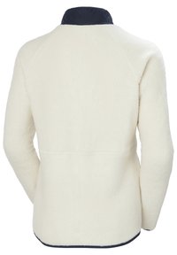 Chaqueta de forro polar blanca con cuello azul marino, textura suave, mangas raglán y dobladillo inferior curvado. Presenta detalles de costura mínimos.