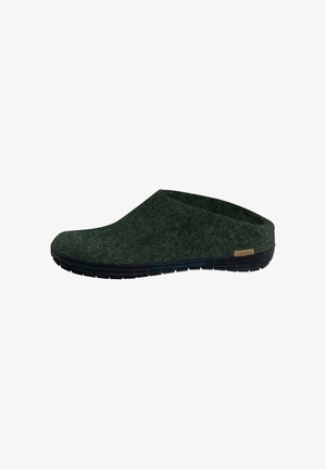 Pantofole scivolose in feltro verde scuro con suola in gomma nera e tallone basso, progettate per il comfort interno e per essere facili da indossare.