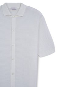 Polo shirt bianco a maniche corte con trama texturizzata, chiusura a bottoni e un morbido colletto. Presenta cinque bottoni lungo la piastra.