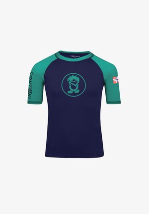 Kurzärmliger Rashguard in Marineblau mit grünen Akzenten. Verfügt über eine runde Grafik und Text am Ärmel sowie einem Detail der norwegischen Flagge.