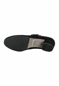 Zapato de tacón de ante negro con suela de goma texturizada. Presenta un tacón corto y redondeado y un acabado suave y liso. Etiqueta de la marca visible en el interior.