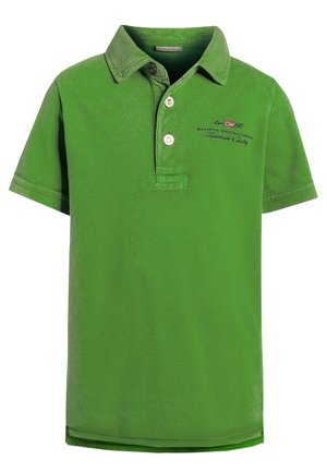 Grünes Poloshirt mit kurzen Ärmeln, zwei beigen Knöpfen und kleinem, auf der linken Brustseite eingesticktem Logo und Text.