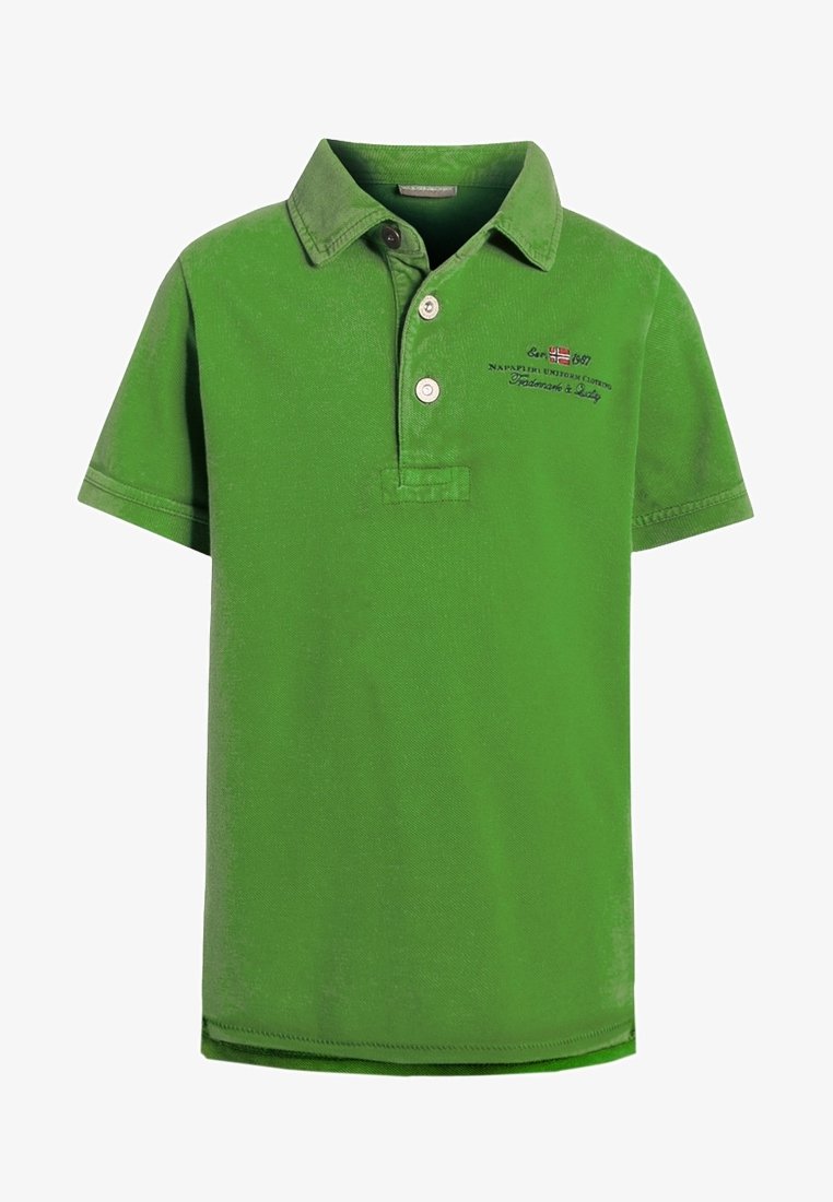 Polo vert à manches courtes avec deux boutons beige et petit logo brodé ainsi que texte sur le côté gauche de la poitrine.
