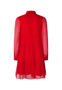 Robe rouge à manches longues en matière transparente ; présente un col, une jupe à volants et des accents élastiques sur les manches.