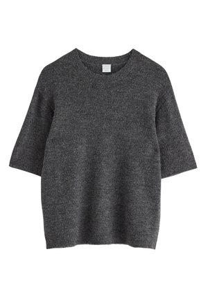 Mørkegrå strikket sweater med korte ærmer, rund halsudskæring og blød tekstur. Enkel design uden mønstre eller udsmykninger.