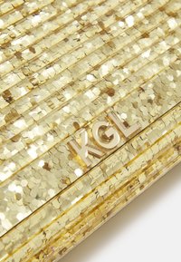 Borsa d'oro con glitter e paillettes esagonali, con logo KGL metallico, forma rettangolare e superficie tessurizzata.